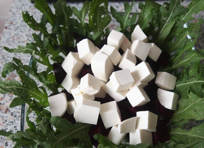 1. Этап. Салат со свеклой и брынзой: 6. Добавляю сыр к остальным ингредиентам.