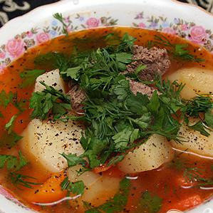 1. Этап. Шурпа: 5. В средней сковороде нагреть сливочное масло. Добавить томатную пасту (или два больших помидора), измельченный чеснок и обжарить. Добавить томатную смесь в суп. Приправить суп солью и черным молотым перцем по вкусу. Перед подачей на стол добавить в суп мелко нарезанную петрушку, кинзу и укроп.