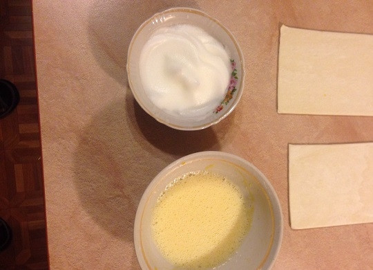 1. Этап. Венгерские ватрушки с творогом: Одно яйцо взбиваем с сахаром до посветления. Белок от второго яйца взбиваем до крепкой пены.