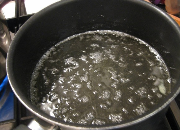 1. Этап. Английский пирог с мясом: В растопленный жир наливаем воду и добавляем соль, доводим до кипения.