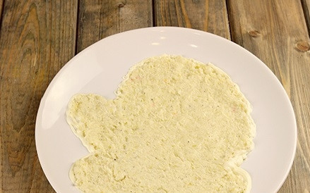 1. Этап. Салат Варежка Деда Мороза: 1. Отваренный в кожуре картофель остудите, очистите и натрите на терке. Добавьте по вкусу соль и майонез. Перемешайте все как следует. Выложите на тарелку для подачи, формируя варежку. Можно нарисовать на тарелке контур тонкой линией майонеза.