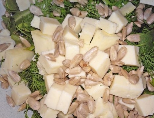 1. Этап. Салат из вареной свеклы с сыром: 9. По вкусу посолите и аккуратно перемешайте. Можно добавить горсть орешков или семечек. Непосредственно перед подачей заправьте маслом или сметаной. Приятного аппетита!