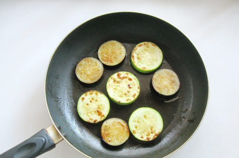 1. Этап. Башенки из кабачков и баклажанов: Обжарьте кабачок и баклажан с обеих сторон до золотистого цвета.