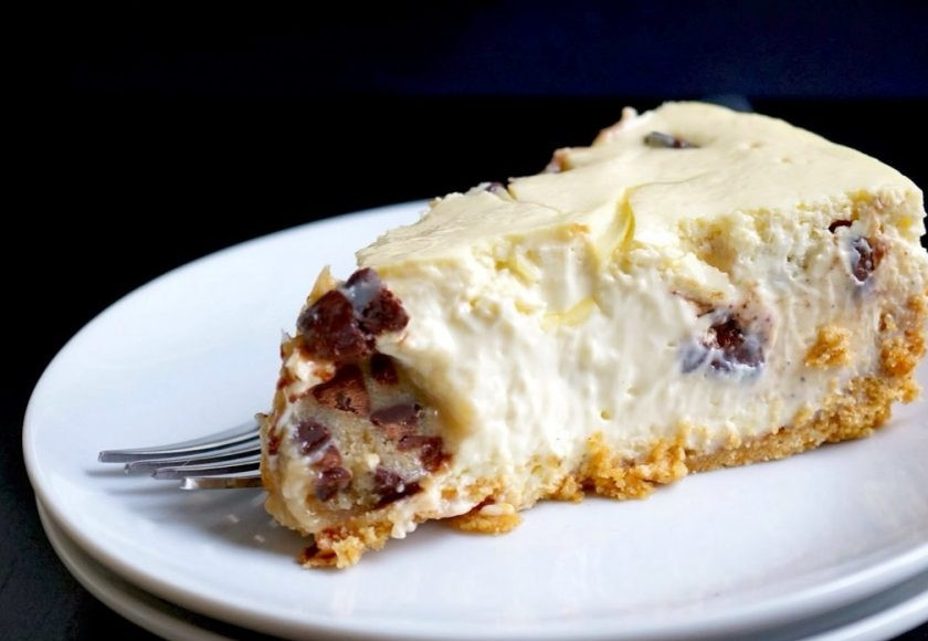 1. Этап. Вкуснейший чизкейк: 5. Отправьте чизкейк в разогретый до 150-160 градусов духовой шкаф на 90 минут. Во время выпечки не открывайте дверцу, а после выключения духовки оставьте чизкейк еще на пару часов до полного остывания.