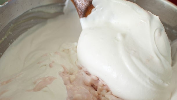 1. Этап. Сыроедческий торт: 2. Сначала в блендере до однородной массы взбиваем творог, затем добавим жирные сливки, взбиваем на высокой мощности, пока масса не увеличится в объеме. Дальше добавим йогурт.