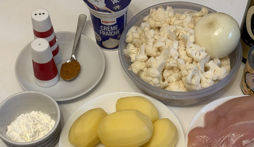 1. Этап. Рагу Жёлтое: Приготовить ингредиенты, картофель и лук почистить, цветную капусту разобрать на мелкие соцветия.