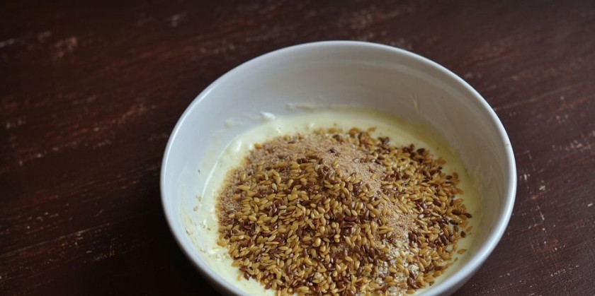 1. Этап. Диетическая выпечка из творога: 2. Добавляем семена льна и снова все перемешиваем. Они выступят в роли скрепляющего элемента.