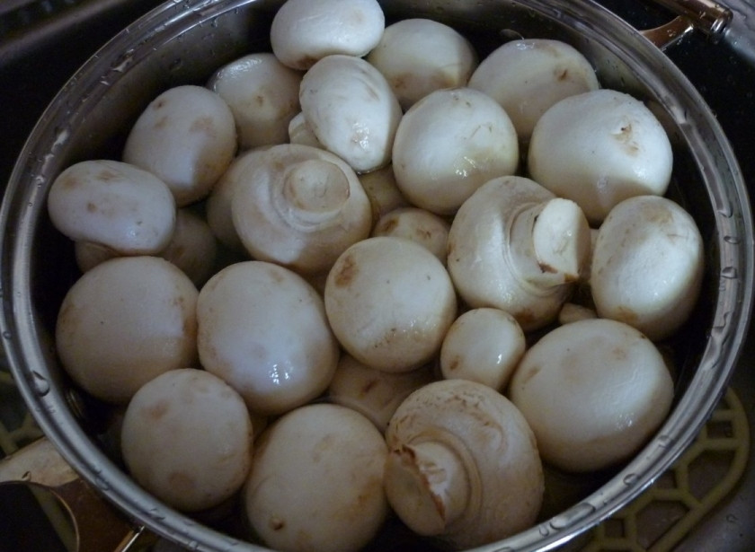 1. Этап. Шампиньоны в мультиварке: Шампиньонам обрезать срез ножки, и хорошо промыть грибы под струей воды.