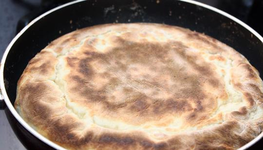 1. Этап. Хачапури по-тбилисски: Аккуратненько переворачиваем и готовим с другой стороны еще 3-4 минуты. Слегка остужаем и подаем. Хачапури по-тбилисски готовы - приятного аппетита!