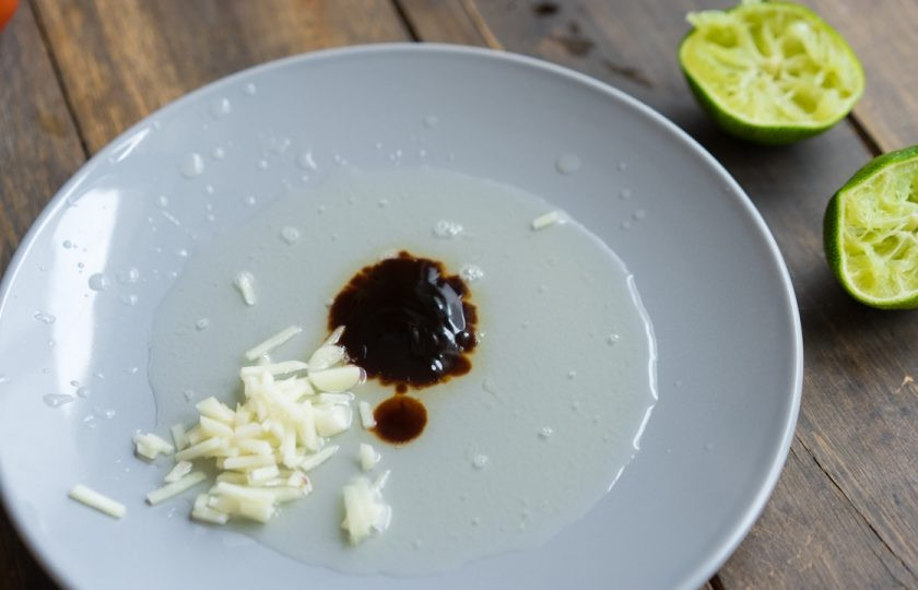 1. Этап. Маринад для стейка из говядины на сковороде: Перемешайте в миске сок одного лайма, чеснок и соус.