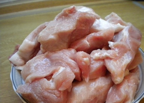 1. Этап. Свиная поджарка с луком и морковью: 1. Это блюдо хорошо готовить из свиной вырезки. Тщательно моем ее и нарезаем на кубики.