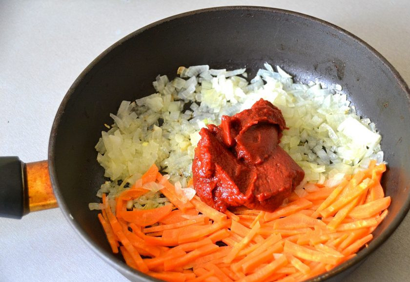1. Этап. Голубцы по-цыгански: Сделайте зажарку из лука, моркови и томата.