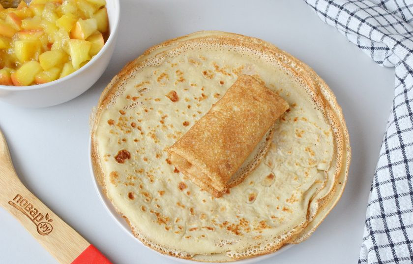 1. Этап. Блинчики с фруктовой начинкой: Заверните конвертиком.