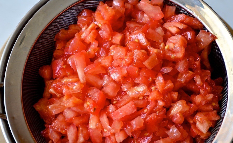 1. Stage. Sauce with fresh tomatoes, capers and basil: Pour the concasse into a colander sitting over a bowl, sprinkle with salt and leave for 15 minutes to drain the excess liquid.