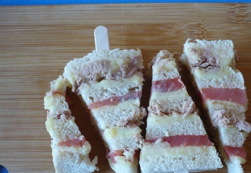 1. Этап. Сэндвичи Рождественские елки с тунцом: Теперь вырежьте 