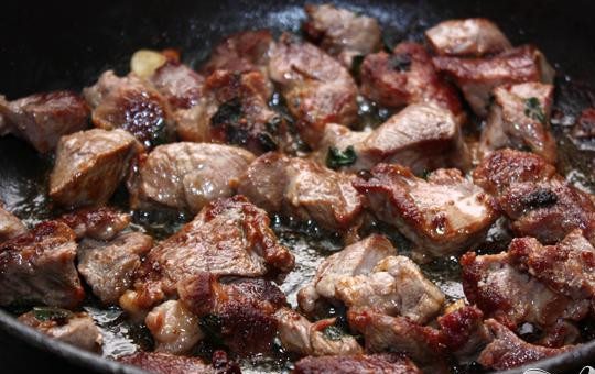 1. Этап. Запеченная баранина с рисом: 4. Жарим на сильном огне, до образования коричневой корочки. Кусочки мяса выкладывать не плотно друг к другу. Затем выкладываем вымытый рис в форму, где будет запекаться мясо, и наливаем немного масла. Обжаренная баранина выкладывается сверху.