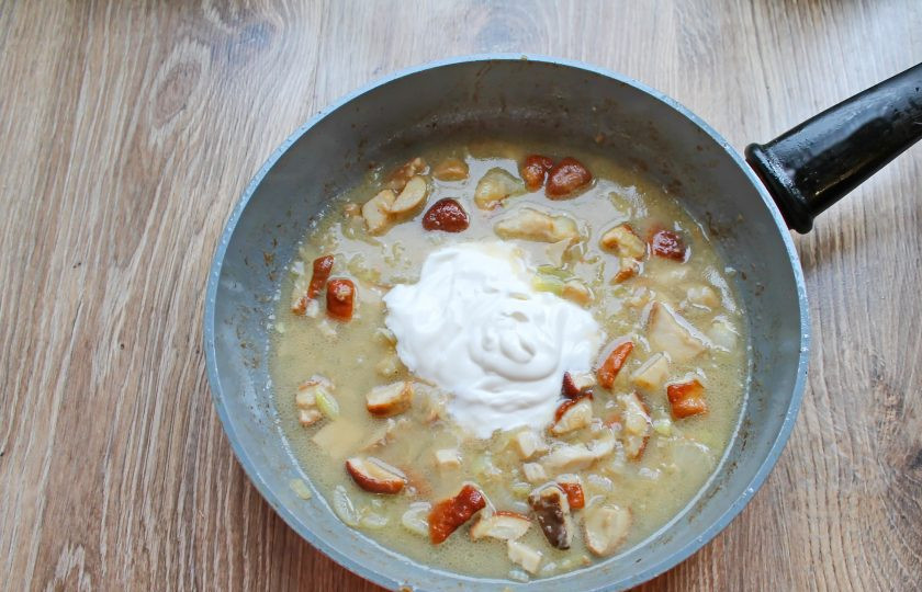 1. Этап. Жаркое по-киевски: Добавьте сметану, перемешайте все и доведите до кипения.