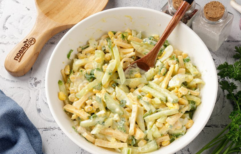 1. Этап. Салат с кукурузой, огурцом и сыром: Заправьте салат майонезом и перемешайте. Салат можно сразу же подавать к столу.