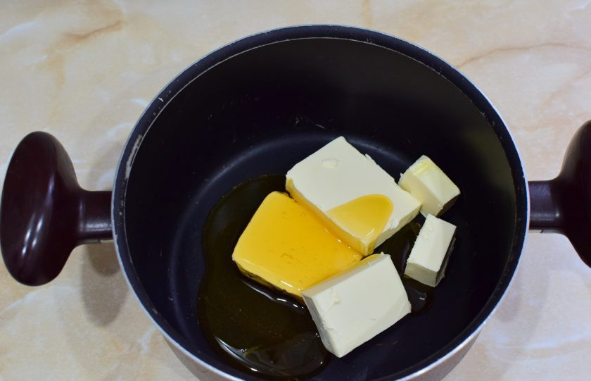 1. Этап. Медовик с малиной: Сливочное масло соедините с медом и растопите на плите. Затем остудите, чтобы масса не была горячей.