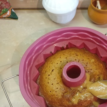 1. Этап. Кекс на вареной сгущенке: И прямо в форме залить подготовленной заливкой из вареной сгущенки и молока.