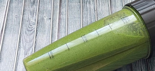 1. Этап. Шпинатный смузи с абрикосом и манго: Если блендер слабоват, можно сначала измельчить шпинат с жидкостью, а затем добавить абрикос и пюре. Получается 600 - 650 мл смузи.