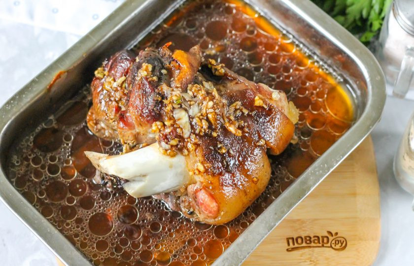 1. Этап. Айсбайн: Обмажьте рульку подготовленной смесью. В противень влейте темное пиво и поместите его обратно в духовку еще минимум на полчаса. Каждые 5 минут поливайте рульку соком из противня, чтобы она не подгорела.