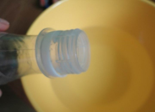 1. Этап. Кижуч в кляре: 2. В глубокую мисочку налейте чистую воду и добавьте уксус.