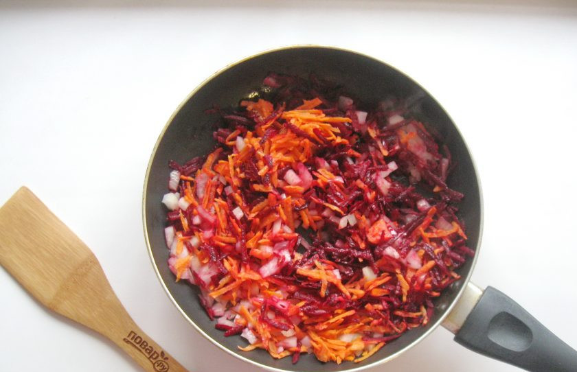 1. Этап. Борщ с языком: Налейте подсолнечное масло и слегка припустите овощи на небольшом огне в течение 10 минут. Перемешивайте периодически.