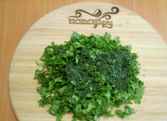 1. Этап. Постный зеленый борщ: Всю зелень тщательно помоем и нарежем.