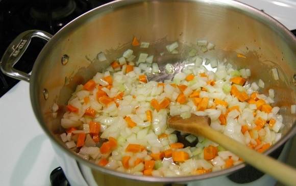 1. Этап. Английский Пастуший пирог классический: 6. Добавьте в кастрюлю луковицу, морковь и сельдерей, перемешайте.