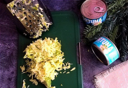 1. Этап. Кабачковая запеканка с тунцом: Кабачок нужно натереть на тёрке с зубчиками среднего размера.