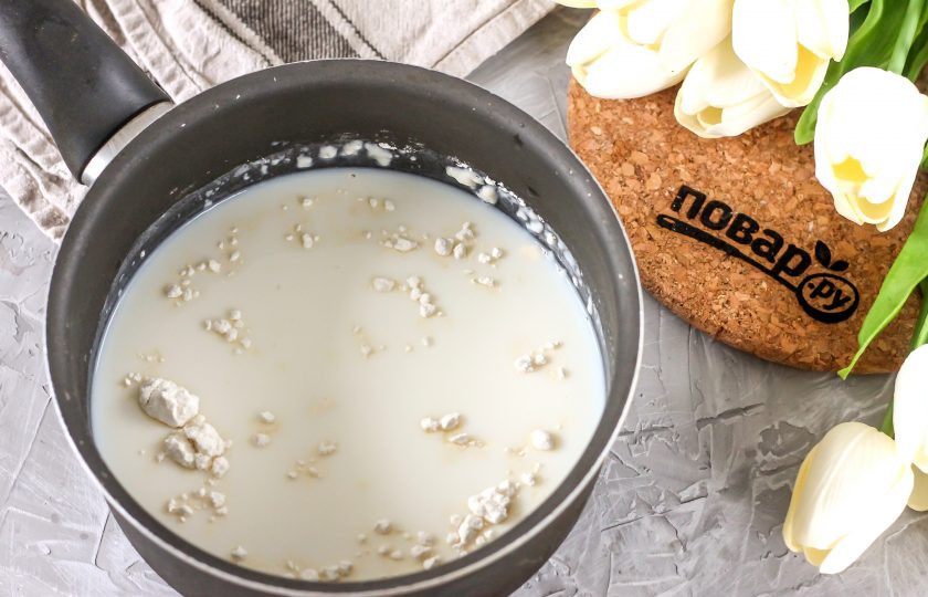 1. Этап. Блинный рулет с заварным кремом: Молоко влейте в казан или ковш, всыпьте сахар, выложите желтки, взбейте и поместите емкость на плиту. Всыпьте пшеничную муку и взбейте, чтобы не было комочков. Прогрейте на плите до загустения, помешивая венчиком, примерно 3-5 минут.