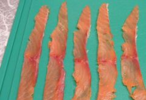 1. Этап. Яйца, фаршированные семгой: Семгу порежьте на тонкие полоски.