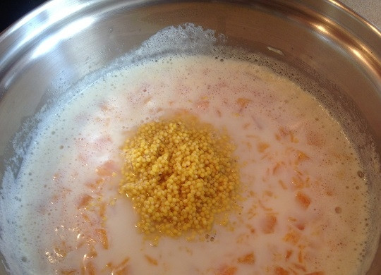 1. Этап. Запеченная пшенная каша с тыквой и яблоком: 4. Добавим к уже слегка мягкой тыкве пшено. Варим минут 10.