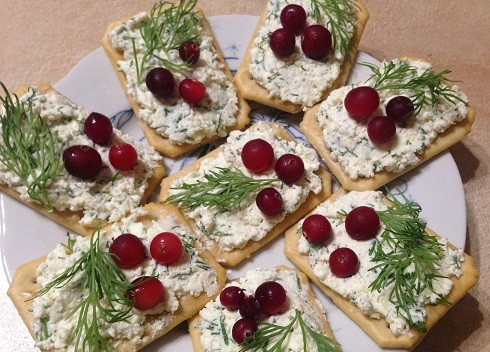 1. Этап. Закуска из крекеров с брынзой: 5. И последний штрих - украшаем крекеры зеленью и ягодами клюквы.