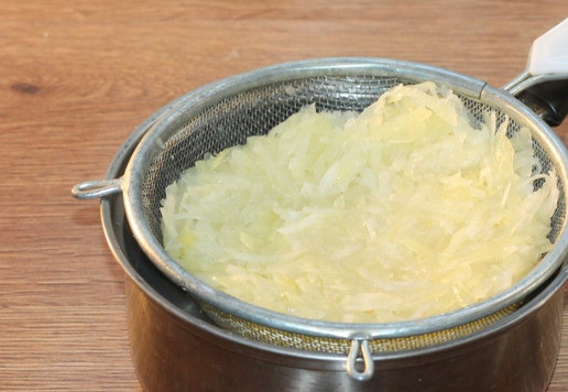 1. Этап. Картофельные лепешки с мясным припеком: 6. Затем откидываем картофель в сито.