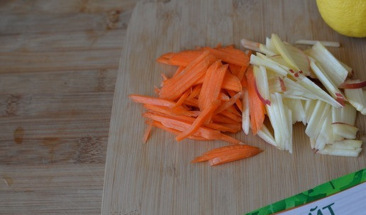 1. Этап. Салат Переполох: Морковь и яблоко режем тонкими полосками или трём на тёрке для корейской моркови. Яблоко сбрызгиваем соком лимона. Кладём к индейке.