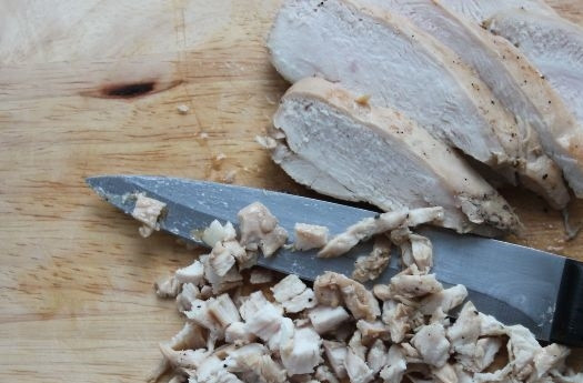 1. Этап. Куриный салат с черносливом и грибами: 5. Кубиками нарежьте курочку.