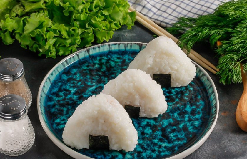 1. Этап. Онигири с лососем: Таким же образом приготовьте и другие онигири для всех.