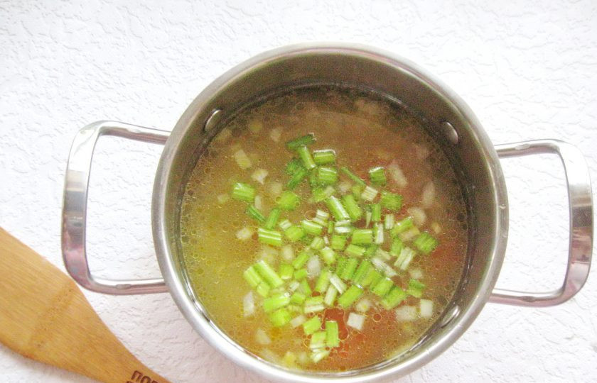 1. Этап. Куриный суп с сельдереем и рисом: Стебли сельдерея вымойте, мелко нарежьте и тоже добавьте в кастрюлю.
