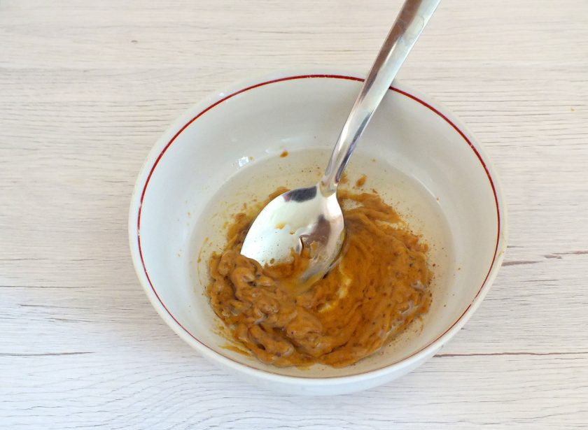 1. Этап. Салат с крабовыми палочками и рукколой: Сделайте заправку. Смешайте растительное масло, горчицу и уксус. Если вам сложно перемешать ложкой, используйте погружной блендер.