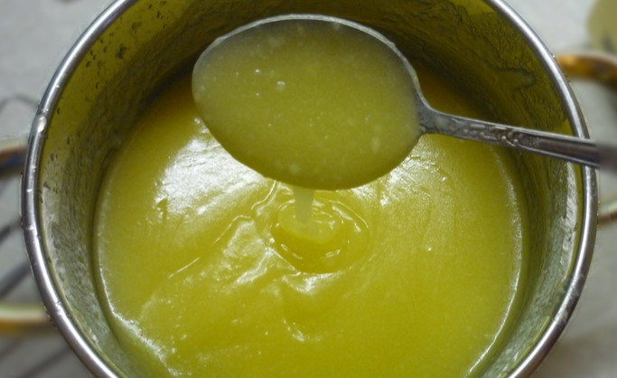 1. Этап. Конфеты Сливочная помадка: Добавляем сливки и сметану. Перемешиваем, доводим до кипения и варим 15 минут.