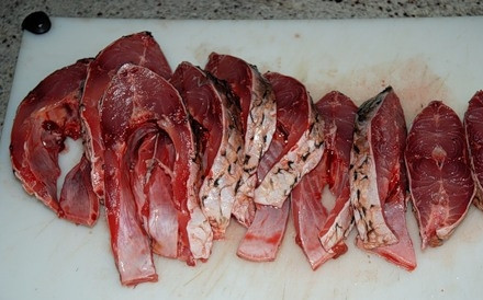 1. Этап. Сазан жареный с луком: 2. После нарежьте небольшими кусочками. Чем толще они будут, тем дольше будет готовиться сазан жареный с луком в домашних условиях.