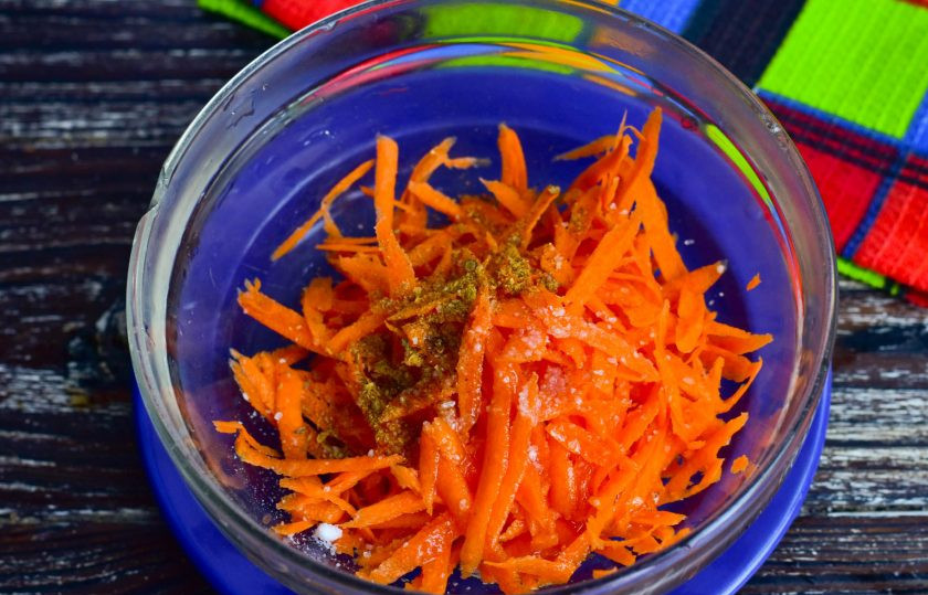 1. Этап. Салат с курицей по-китайски: Натрите морковь на терке. Выложите ее в миску, добавьте соль, приправы для моркови по-корейски, влейте растительное масло (10 мл). Все перемешайте.