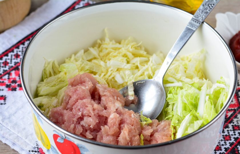 1. Этап. Ленивые голубцы с пекинской капустой: Смешайте в глубокой емкости мясной фарш и нарезанную капусту.