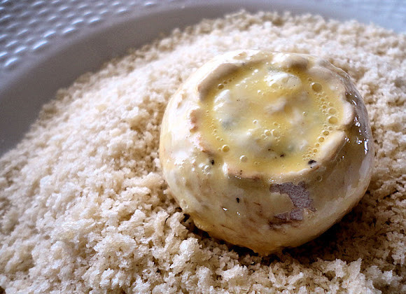 1. Этап. Жареные фаршированные шампиньоны: 7. Второй слой - это панировочные сухари. Грибы нужно обвалять в сухарях со всех сторон.