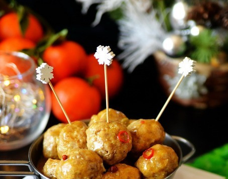 1. Этап. Фрикадельки из индейки в цитрусовой глазури: Подаём фрикадельки в цитрусовом соусе (глазури) горячими. Хотя это блюдо можно подавать и, как холодную закуску. Всего доброго в Новом году!