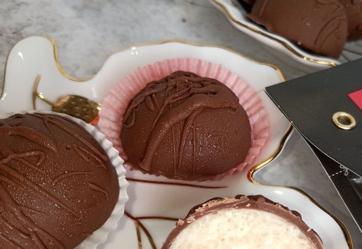 1. Этап. Конфеты А-ля Баунти: Когда откусываешь конфету, ощущаешь хруст шоколада, внутри которого нежная сливочно-кокосовая начинка. Эти конфетки смело можно давать деткам, - все только натуральное!