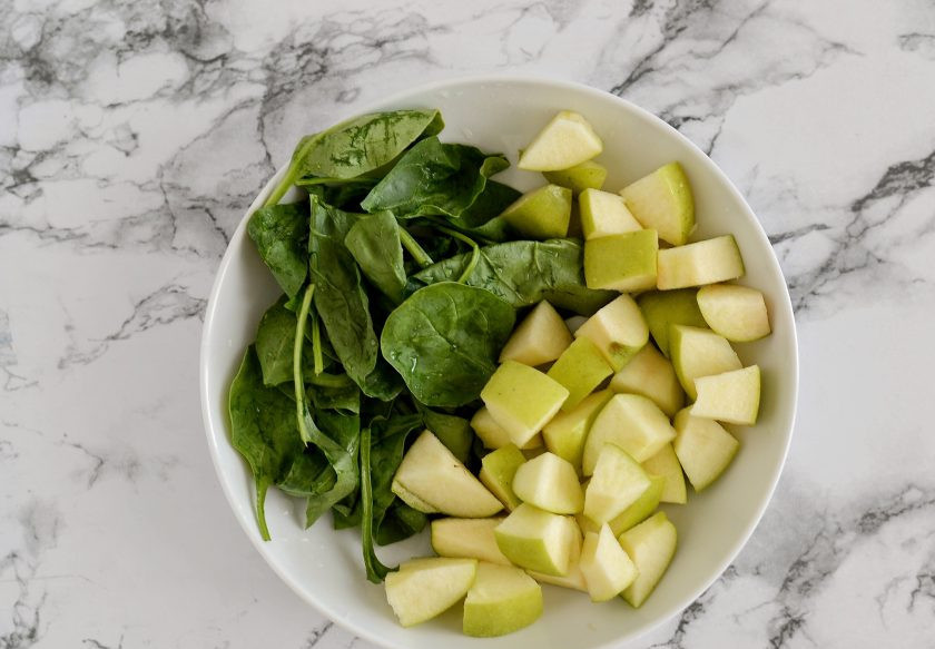 1. Этап. Смузи из брокколи: Яблоко и шпинат помойте, нарежьте на ломтики подходящего размера.