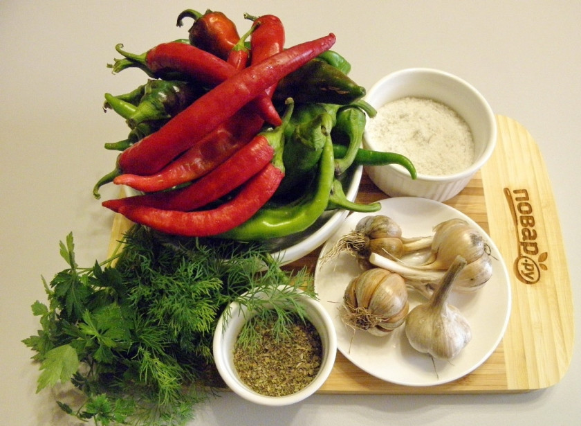 1. Этап. Аджика (классический рецепт): Приготовьте овощи. Запаситесь резиновыми перчатками и маской для лица, перец очень острый. Приступим! Зелень лучше использовать свежую, но я частично заменила на сушеную, так тоже можно. Главное, должно быть зелени не меньше половины стакана.